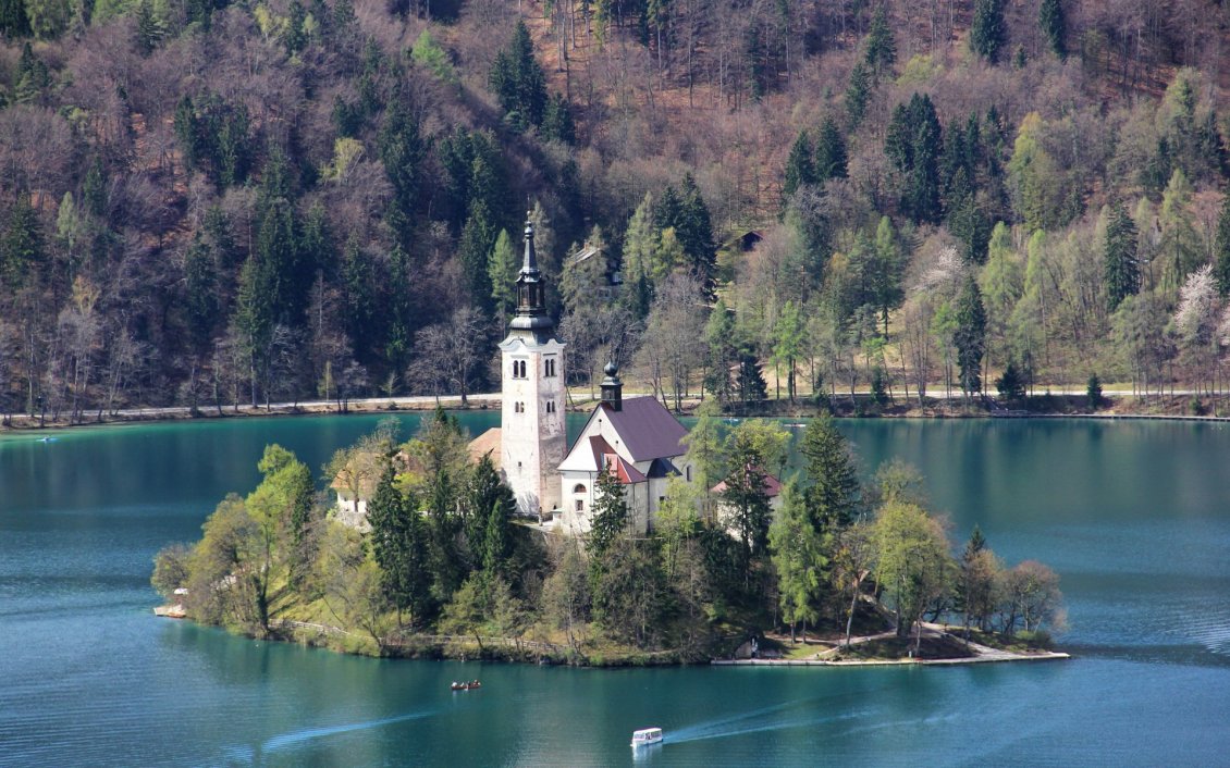 Download Wallpaper Island between montains in lake Bled in Slovenia