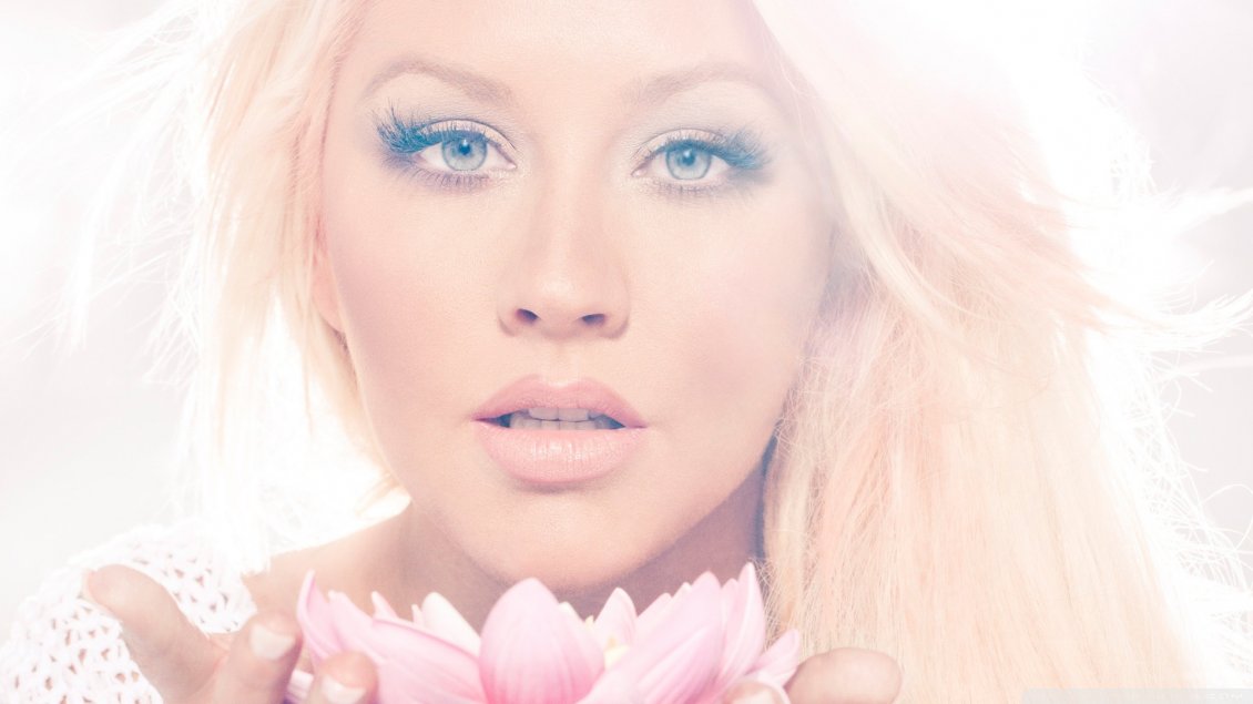 Download Wallpaper Christina Aguilera with pink flower