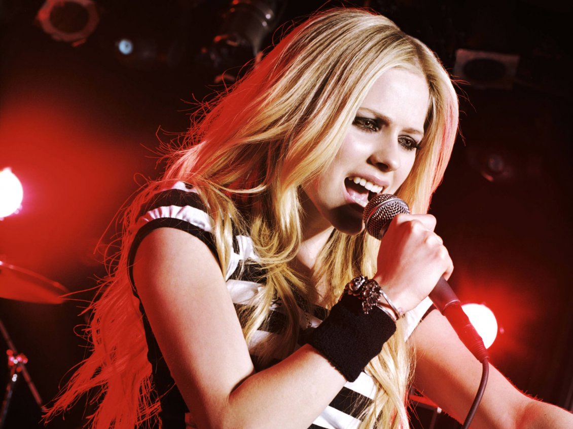 Download Wallpaper Avril Lavigne sing live