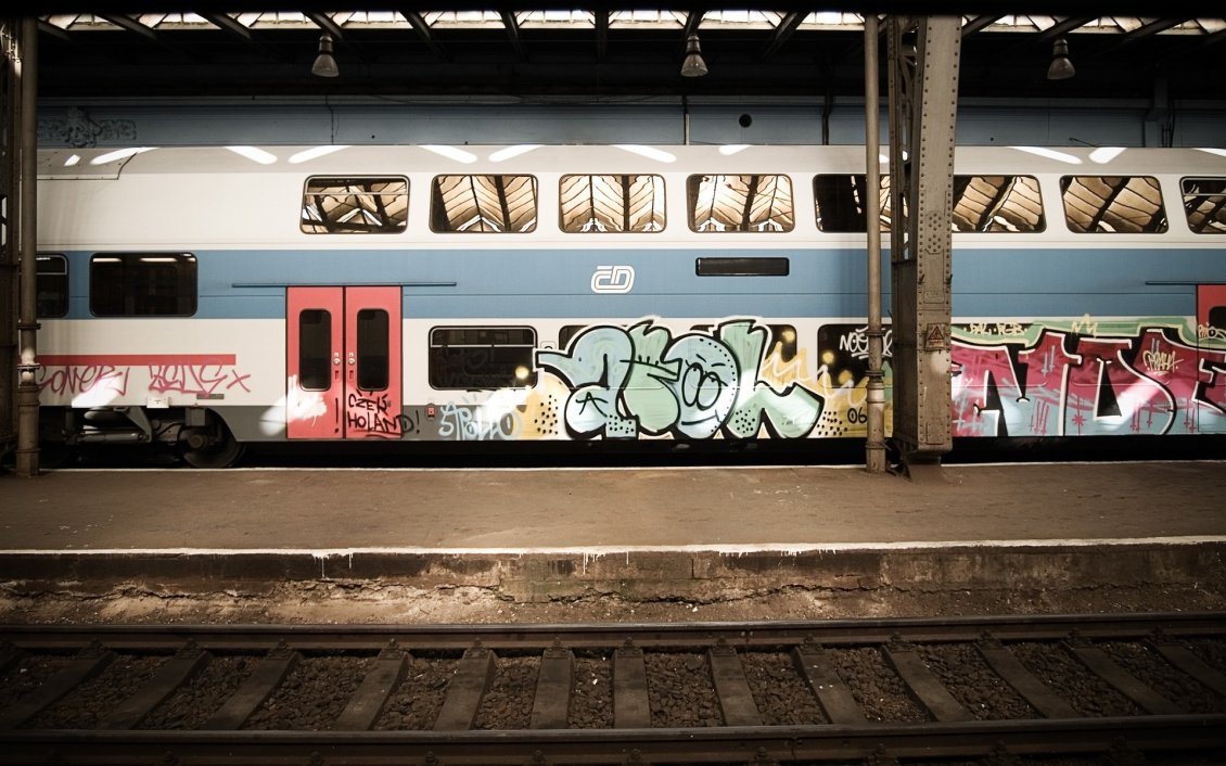 Download Wallpaper Graffiti on a train at the station HD