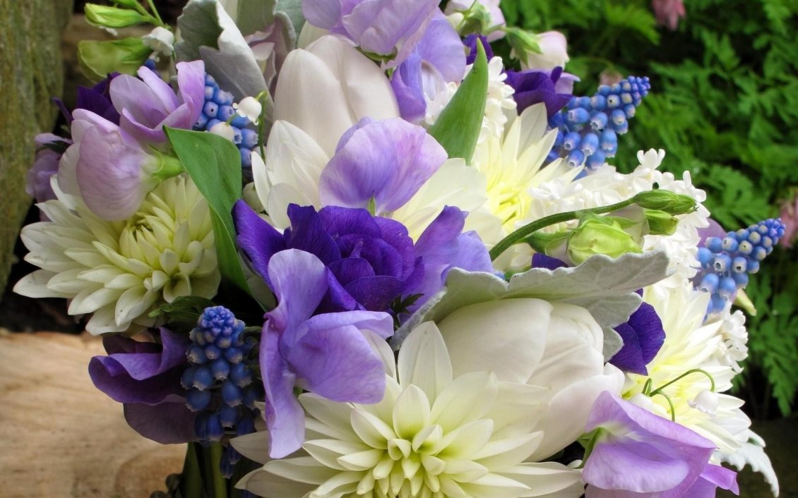 Download Wallpaper White and purple bouquet flowers