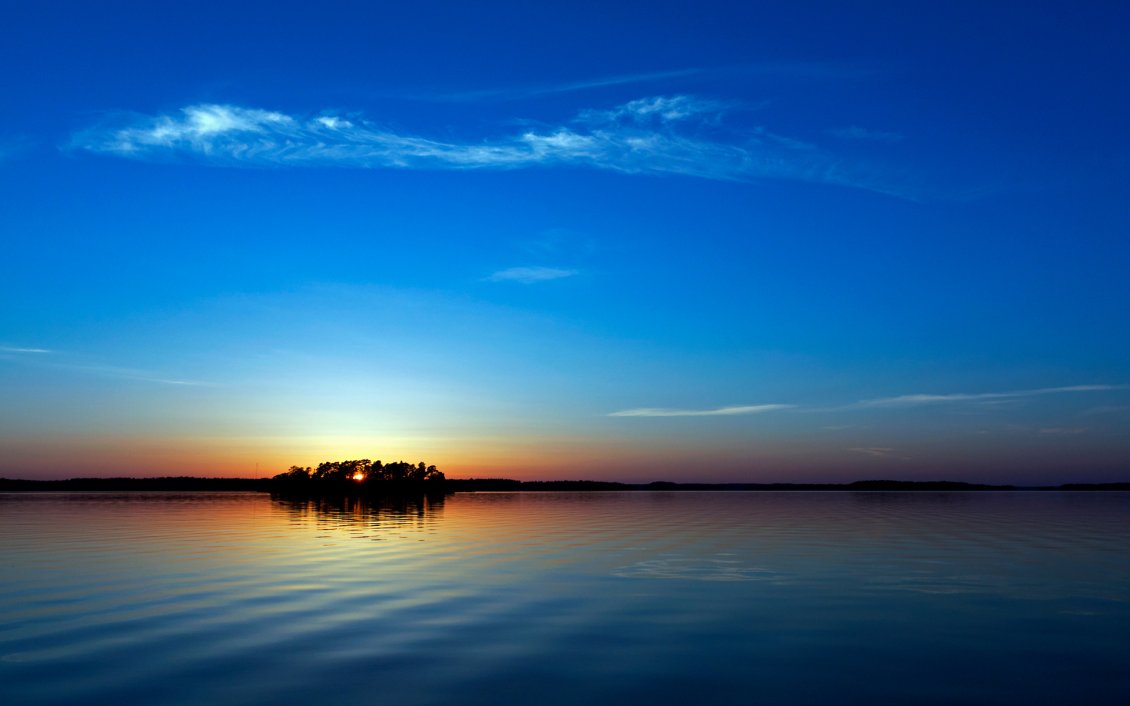 Download Wallpaper Beautiful sunset on a lake