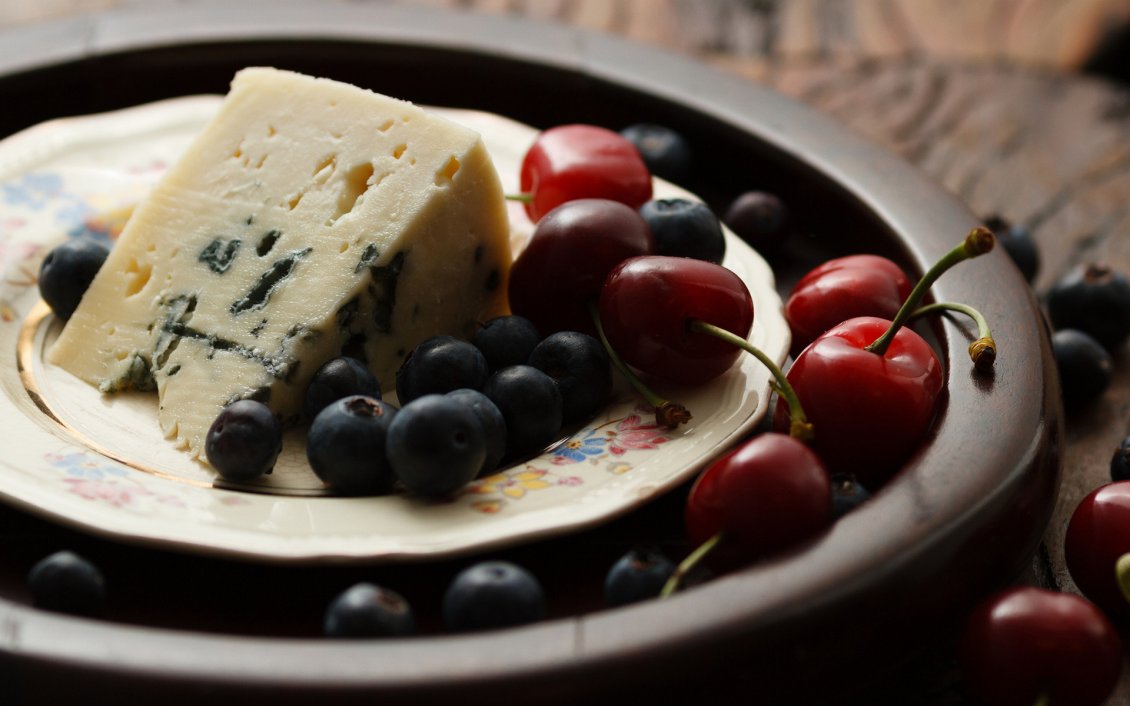 Download Wallpaper Serving blue cheese with cranberries and cherries