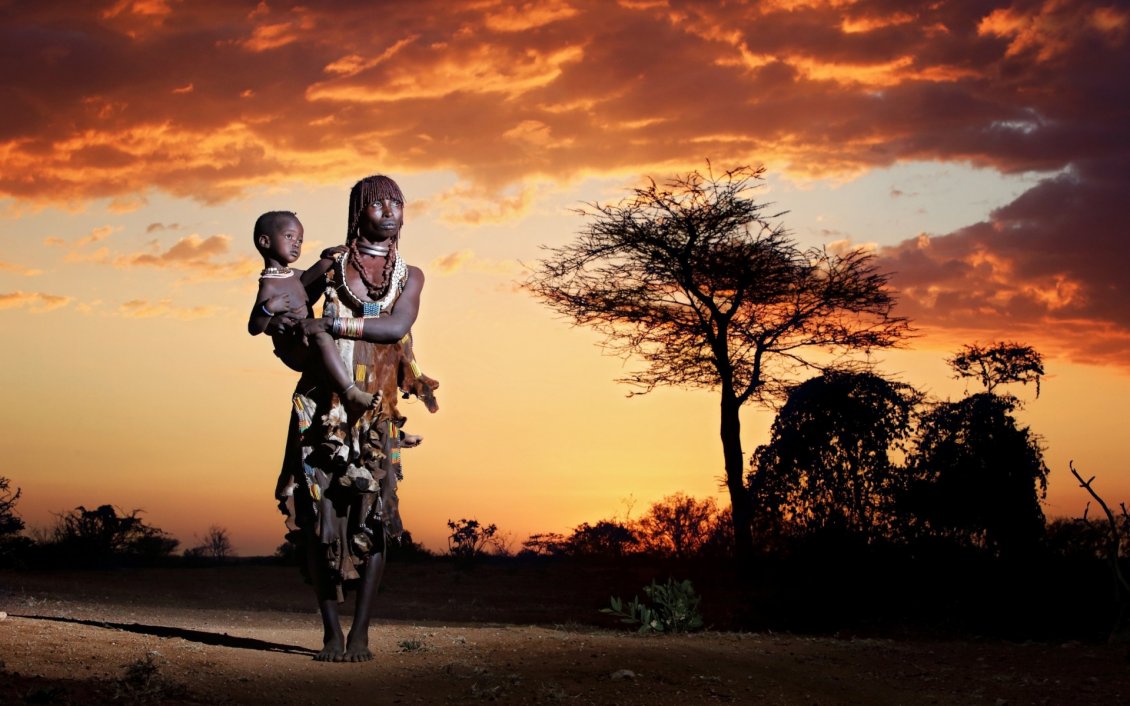 Download Wallpaper African woman holds her baby in arms