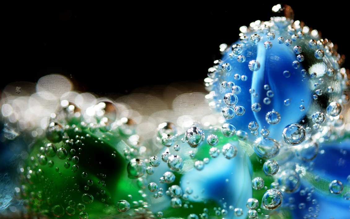 Download Wallpaper Abstract water drops on the green and blue balls