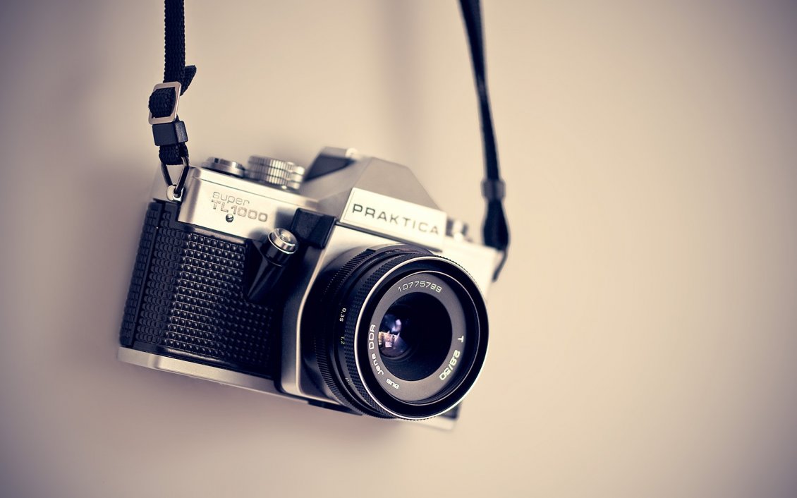 Download Wallpaper Classic photo-camera on the wall - abstract wallpaper