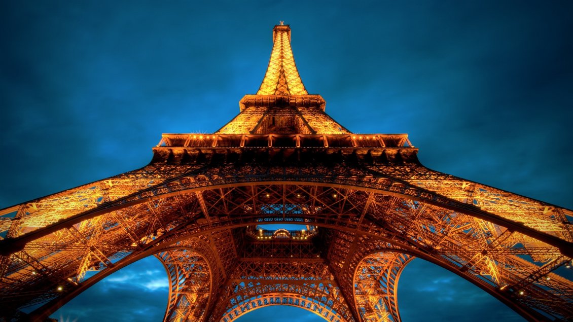 Download Wallpaper Eiffel Tower picture below