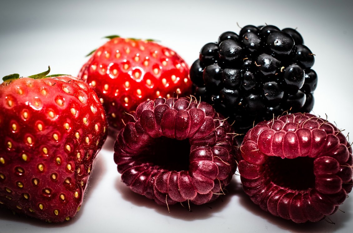 Download Wallpaper Strawberries, raspberries and blackberry - Fresh fruits