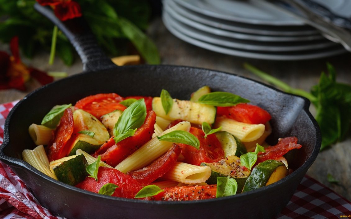 Download Wallpaper Pasta with vegetables and mint in pan