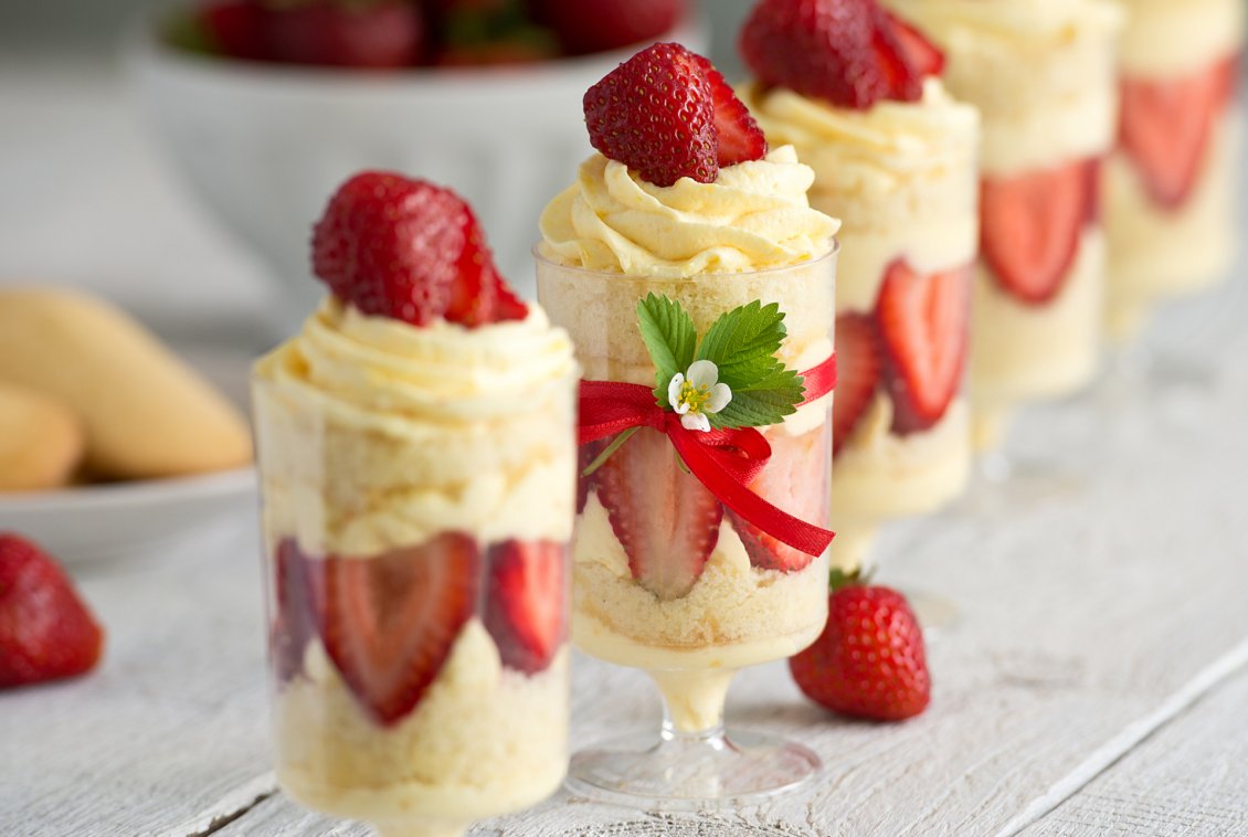 Download Wallpaper Several glasses with dessert of vanilla and strawberries