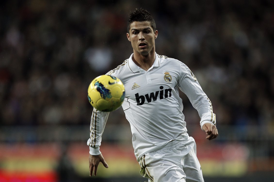 Download Wallpaper Cristiano Ronaldo play football at the stadium