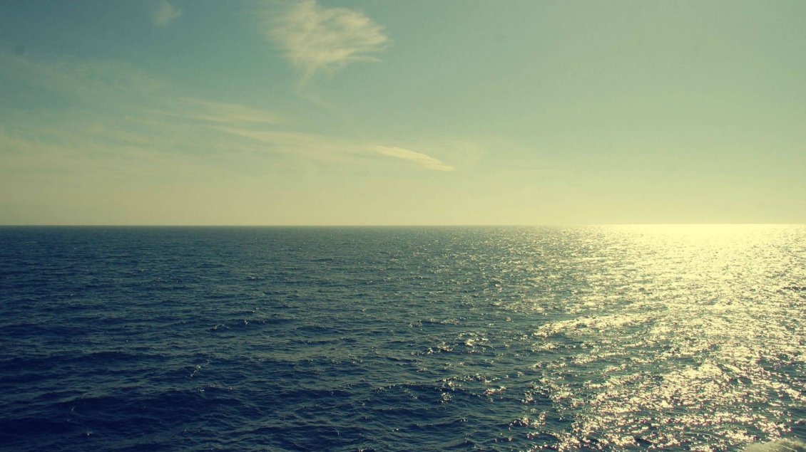 Download Wallpaper In the middle of the ocean HD