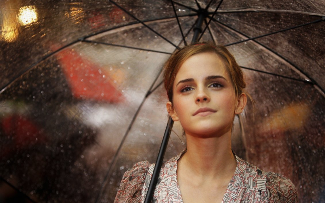 Download Wallpaper Emma Watson with umbrella in the rain