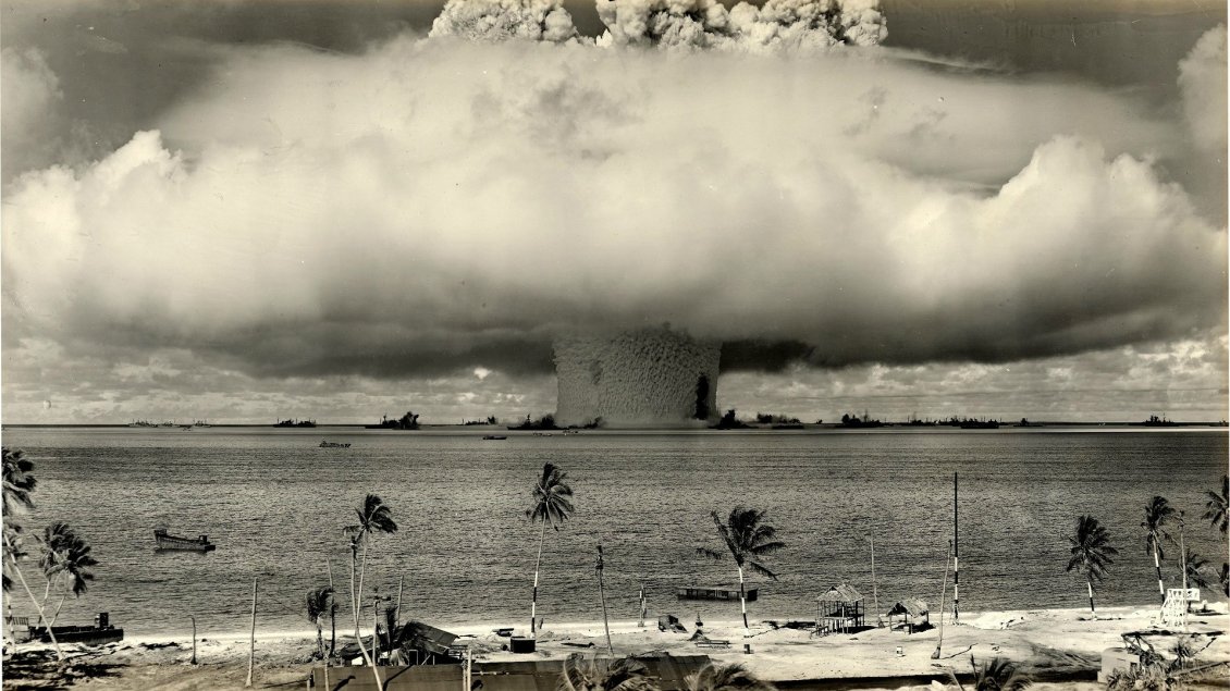 Download Wallpaper Atomic explosion in the ocean