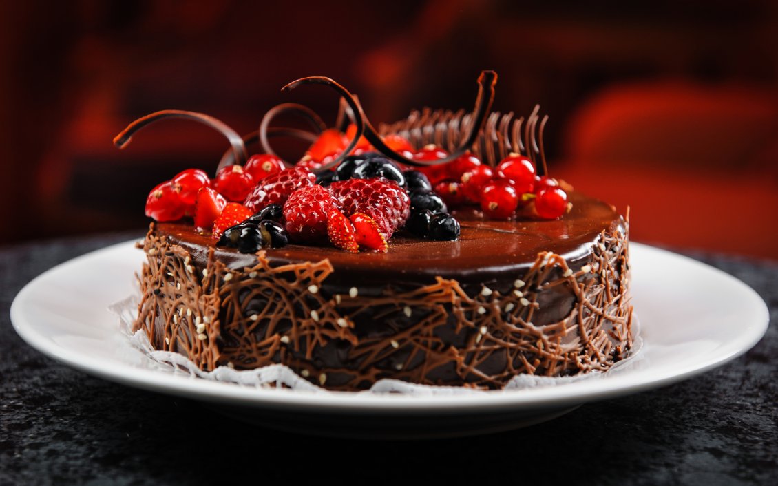 Download Wallpaper Chocolate cake with berries