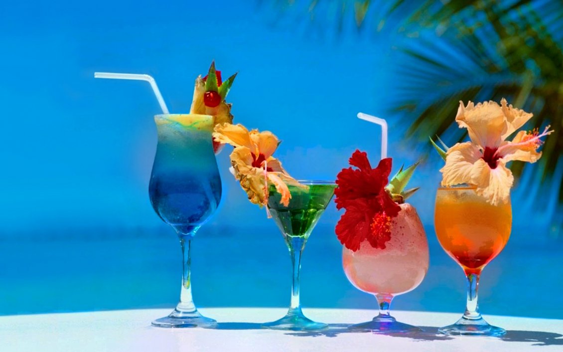 Download Wallpaper Four different cocktails on the beach