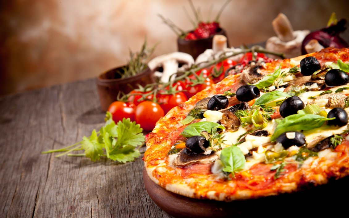 Download Wallpaper Pizza with olive and tomatoes sauces