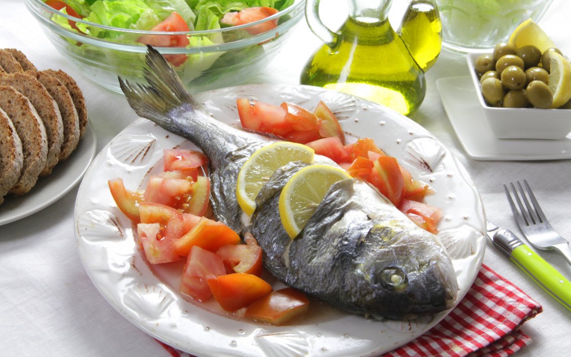 Download Wallpaper Fish with lemon, tomatoes and salad