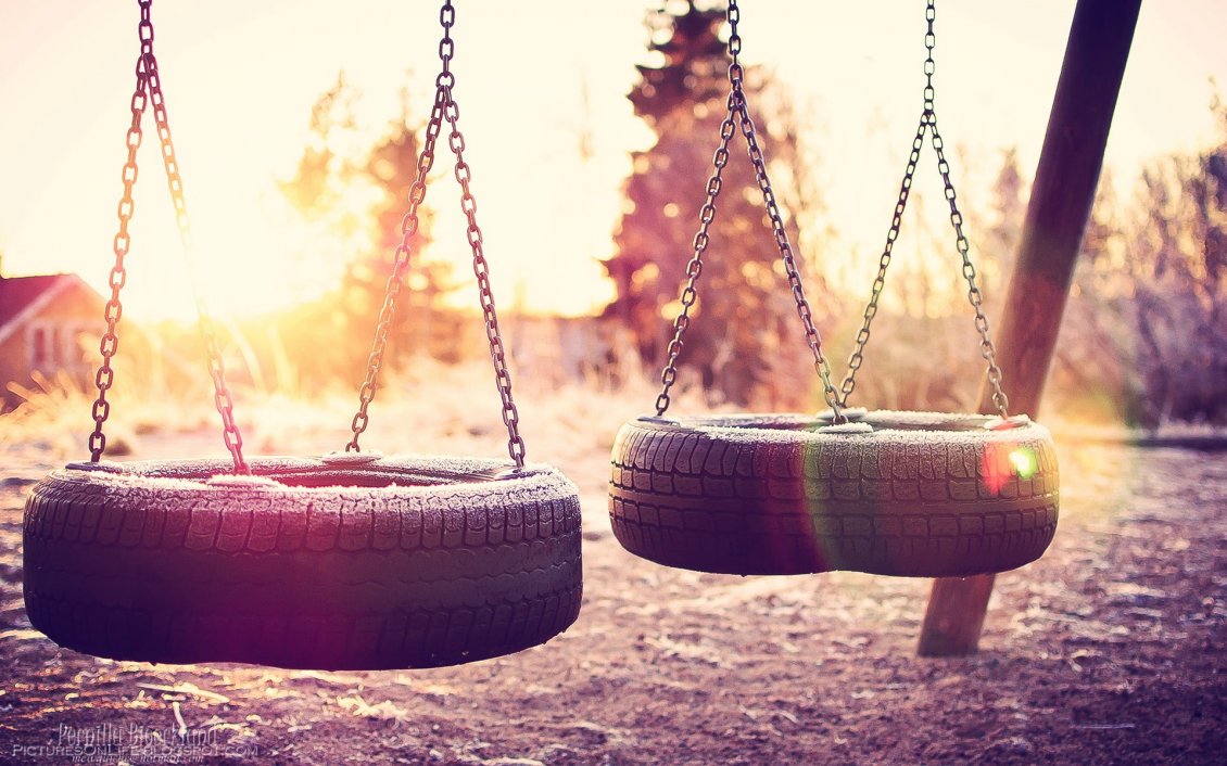 Download Wallpaper Swings made ​​from car tires
