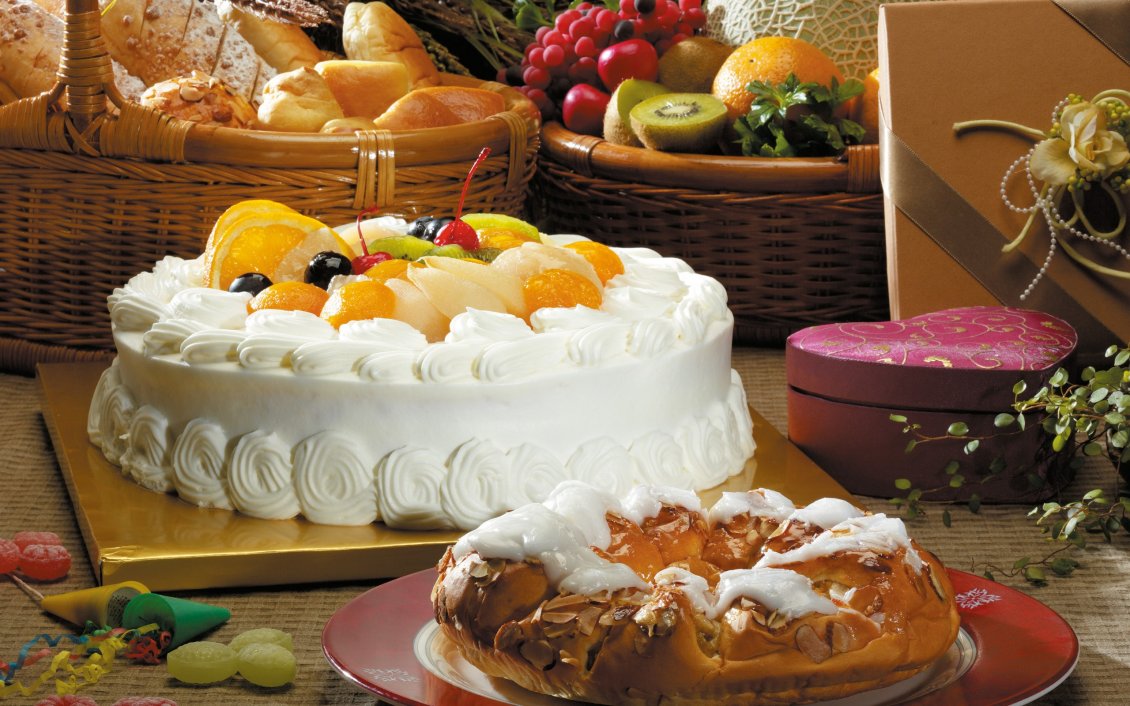 Download Wallpaper Cake with whipped cream and fruits
