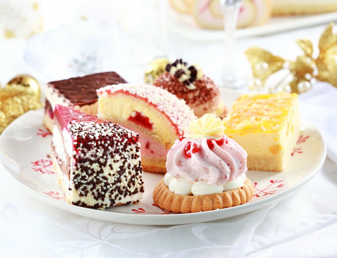 Download Wallpaper Sweets on a plate - Delicious desserts
