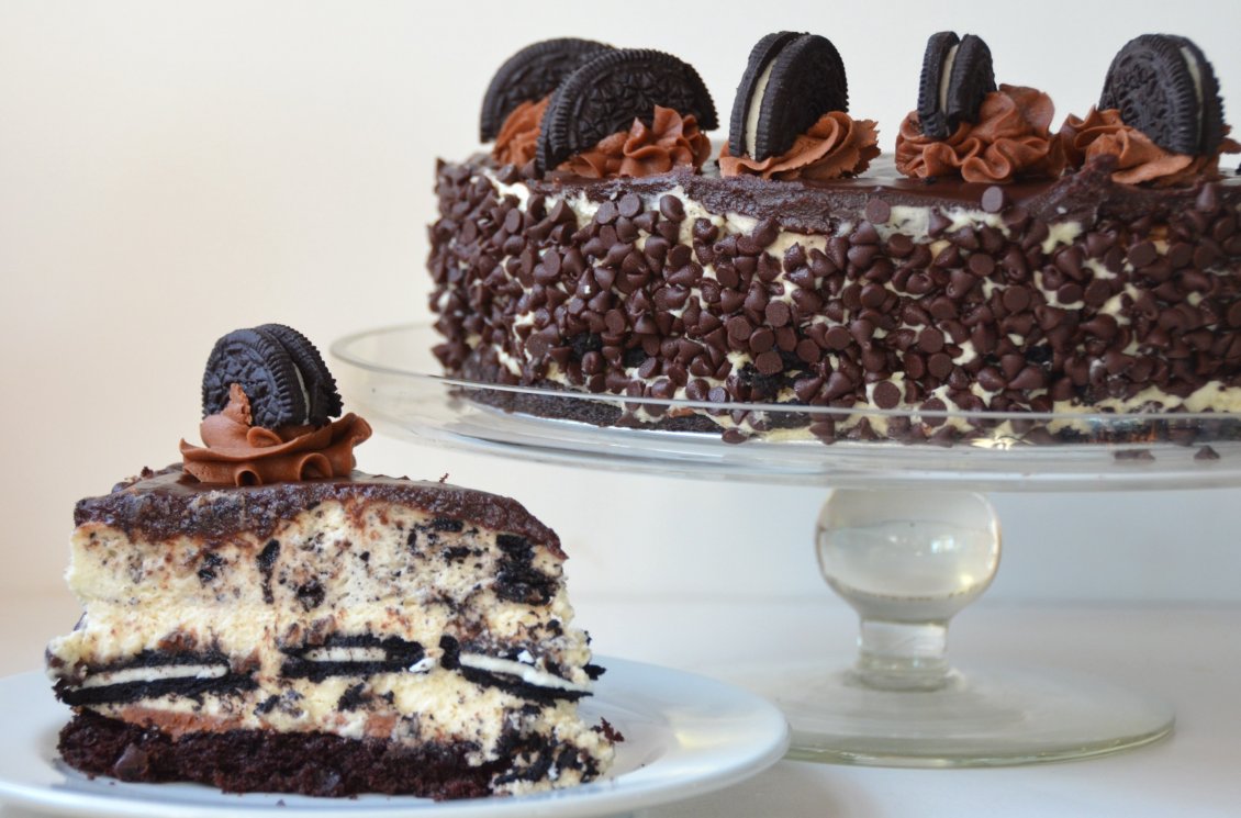 Download Wallpaper Chocolate cake with oreo biscuits