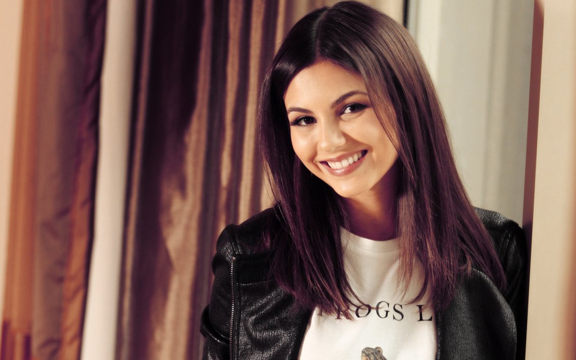 Download Wallpaper Victoria Justice with a smile on her face