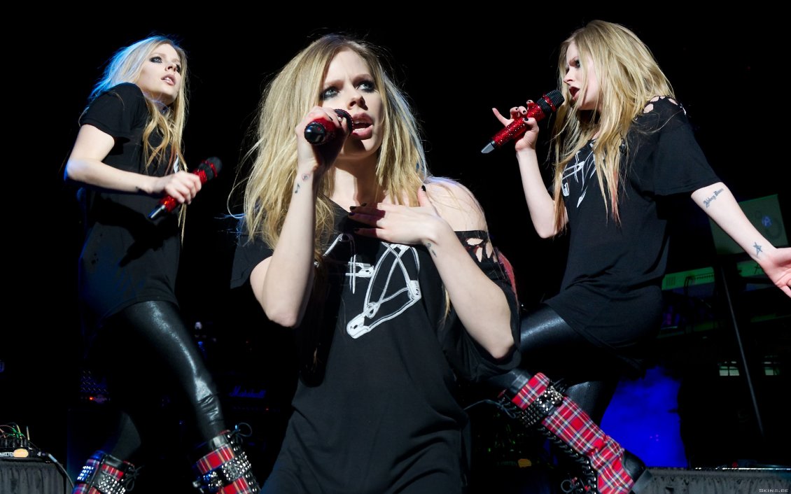 Download Wallpaper Avril Lavigne at the concert - A Canadian singer