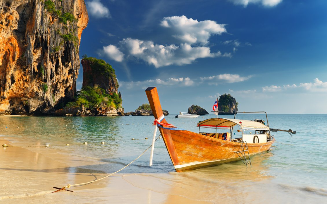 Download Wallpaper A boat on the shore of sea