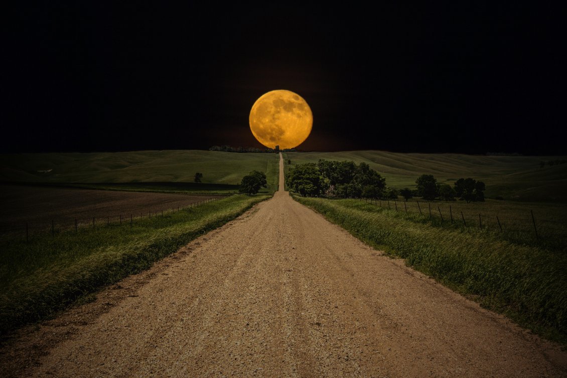 Download Wallpaper Right path toward a full moon