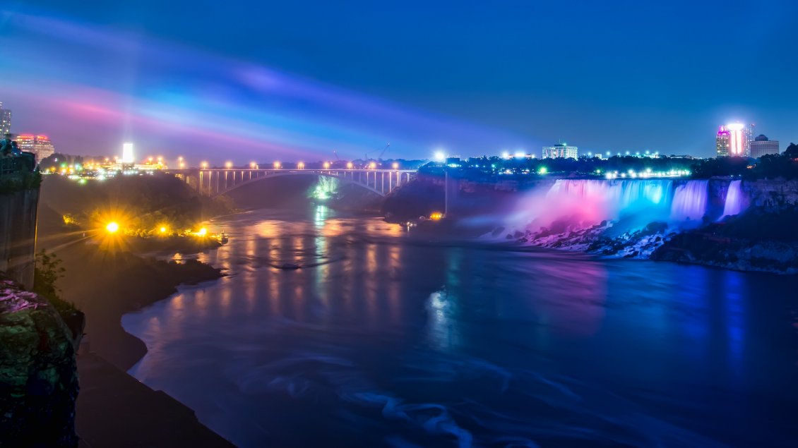 Download Wallpaper Niagara Falls with many lights around