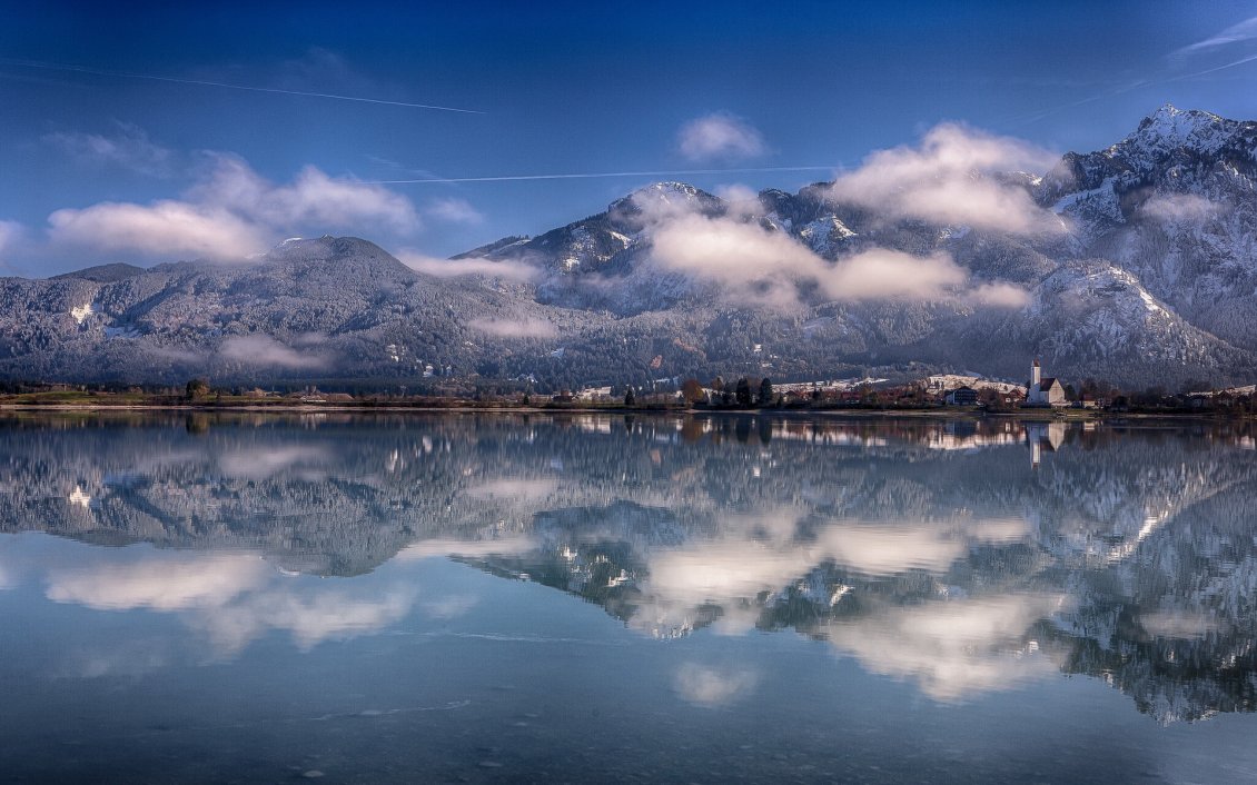 Download Wallpaper The city and mountains reflected in the lake waters