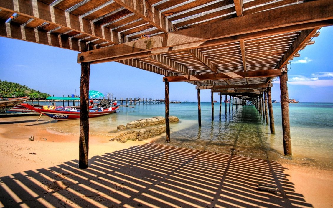 Download Wallpaper Wooden bridge on the shore of sea