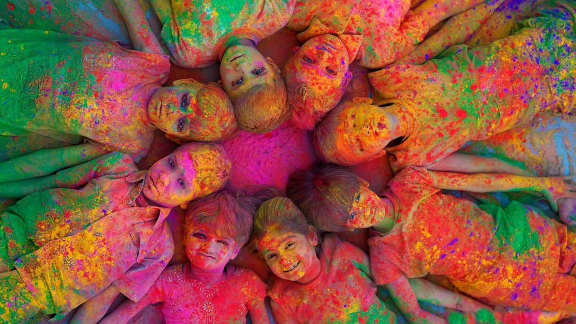 Download Wallpaper Children in many colors enjoying holi colors