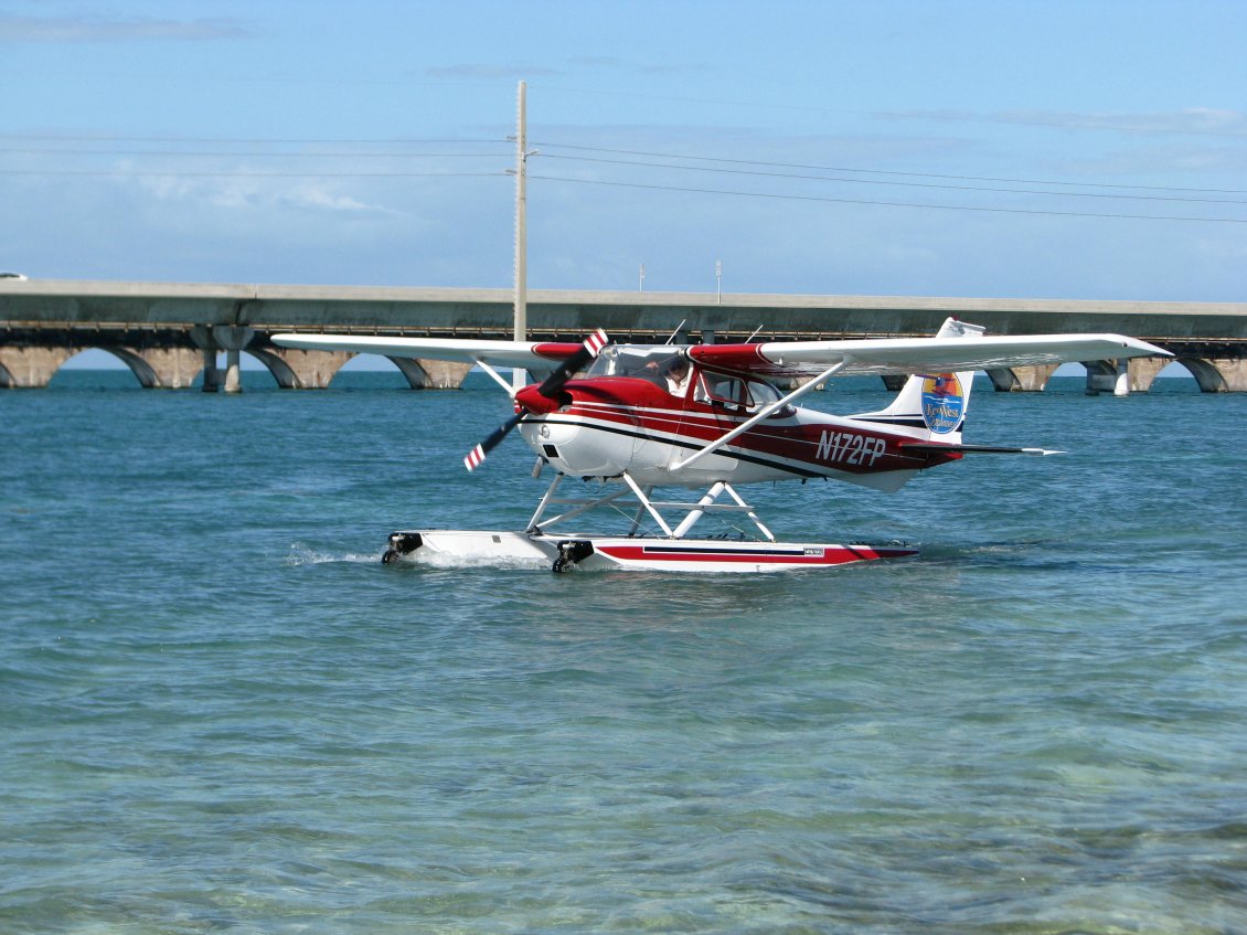 Download Wallpaper Red and white seaplanes - Planes wallpaper
