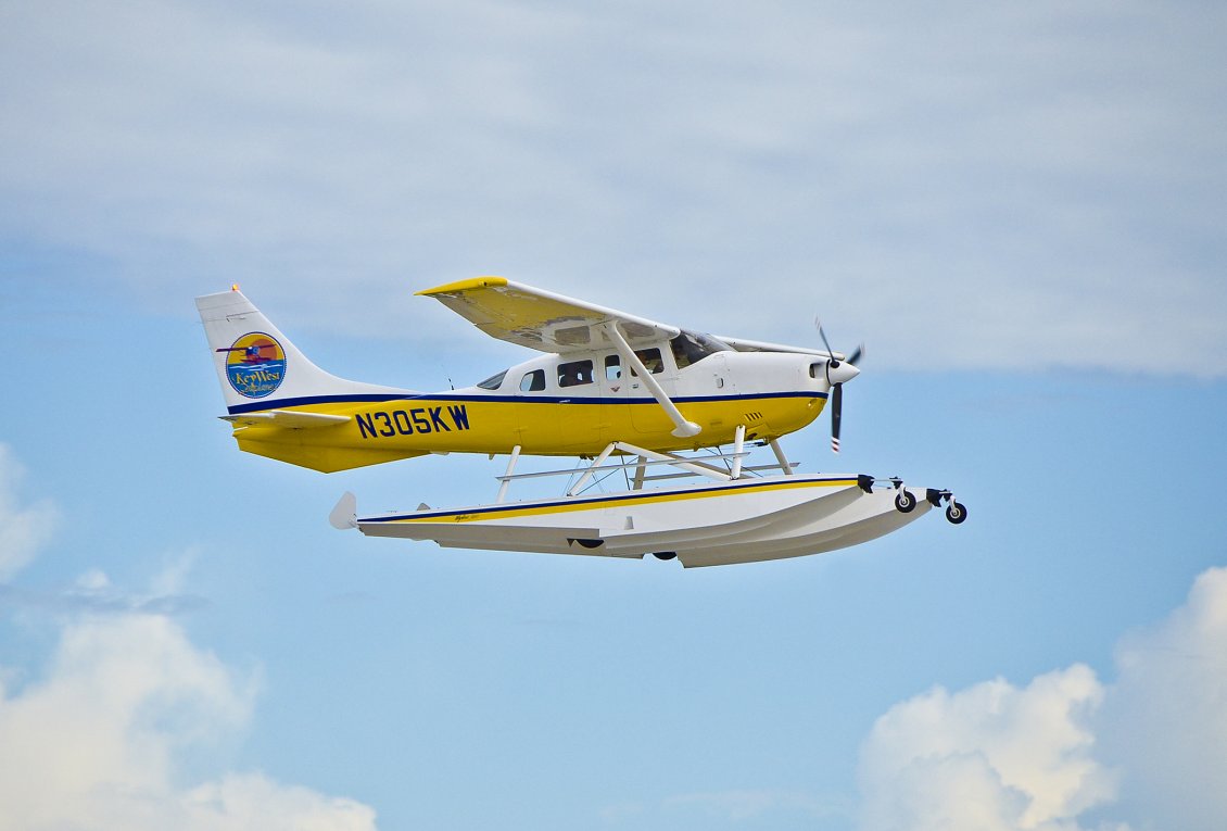 Download Wallpaper White and yellow seaplanes flying in the air