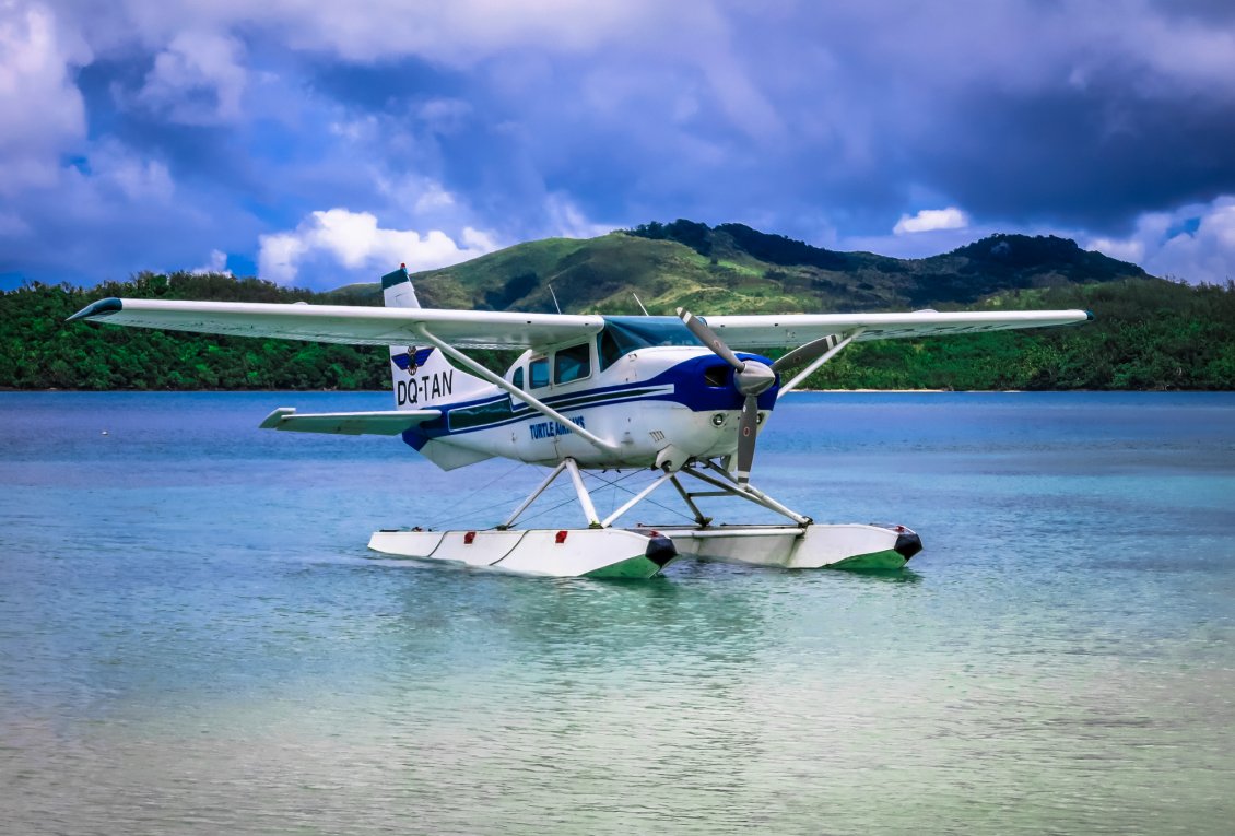 Download Wallpaper A white seaplanes was landed on water