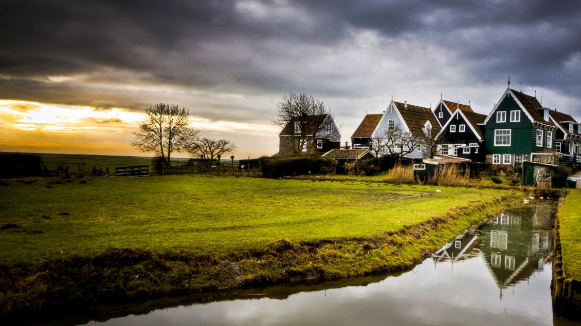 Download Wallpaper An autumn day with dark sky in a rural town