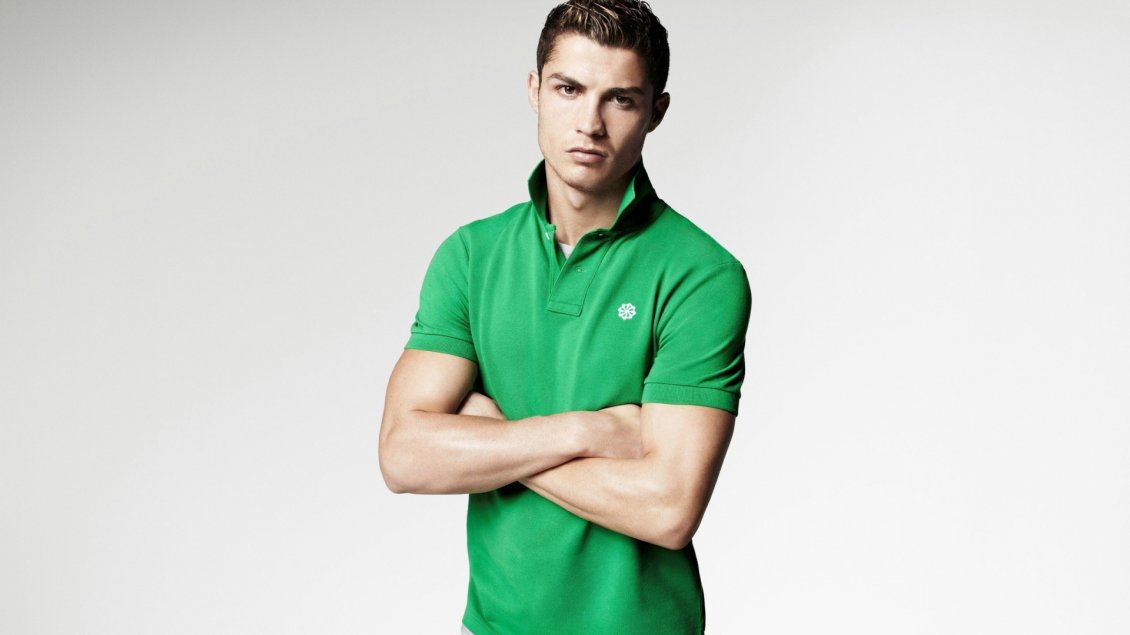 Download Wallpaper Cristiano Ronaldo in green T-shirt
