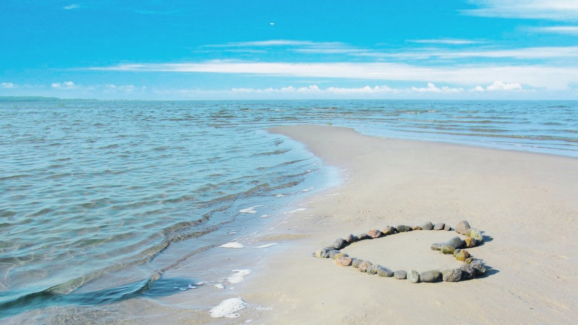 Download Wallpaper A heart from stones on the beach