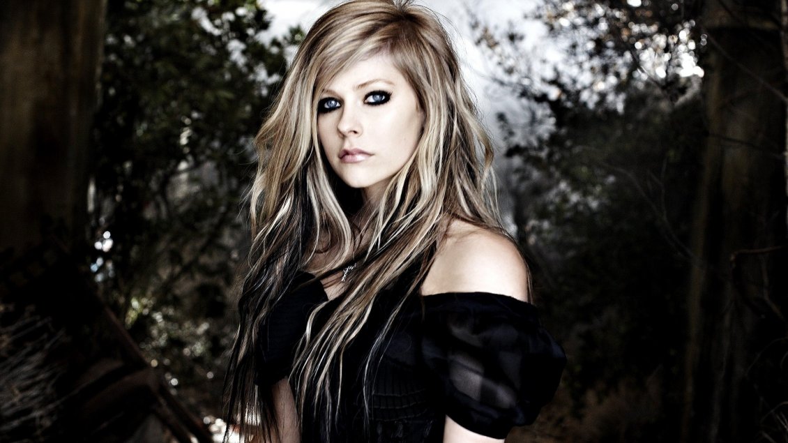 Download Wallpaper Avril Lavigne in black in the forest