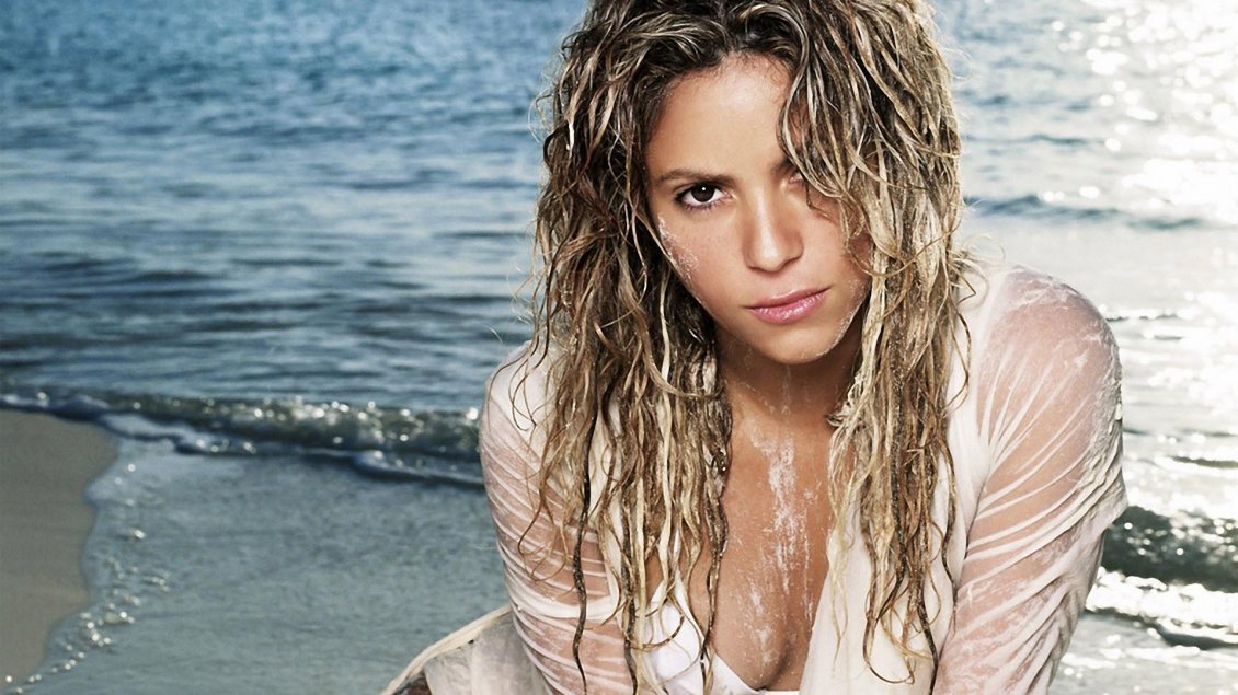 Download Wallpaper Shakira on the shore of the sea