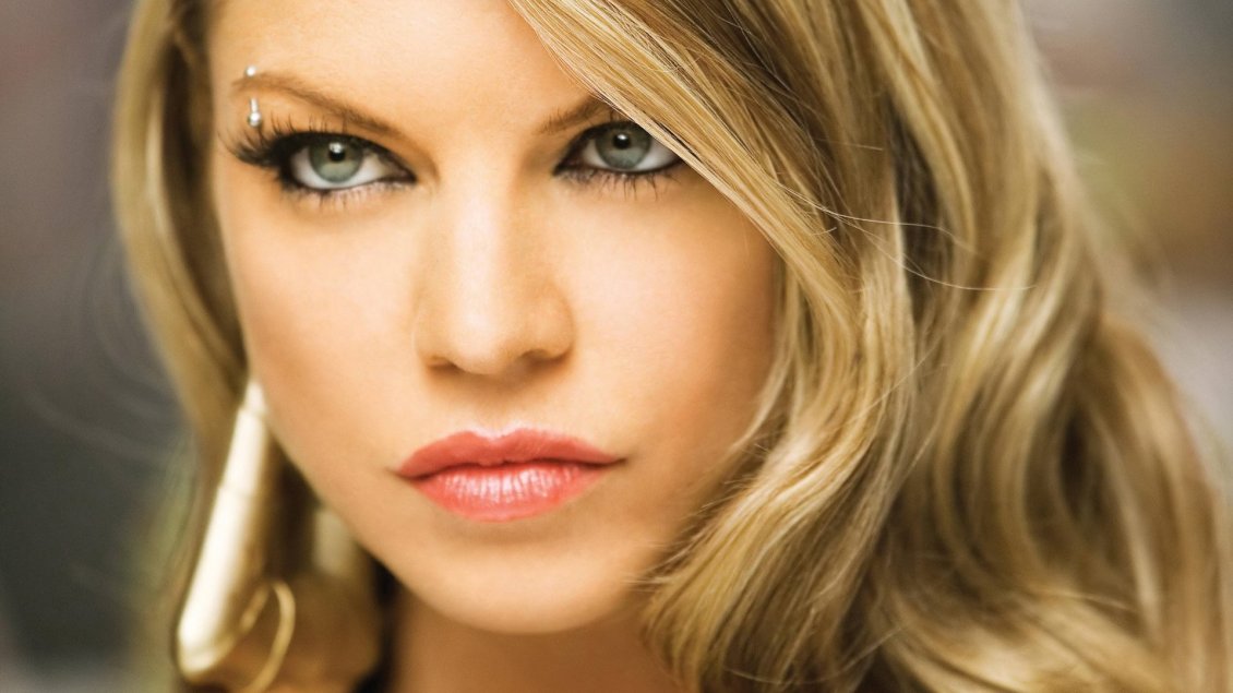 Download Wallpaper Fergie an American singer and songwriter