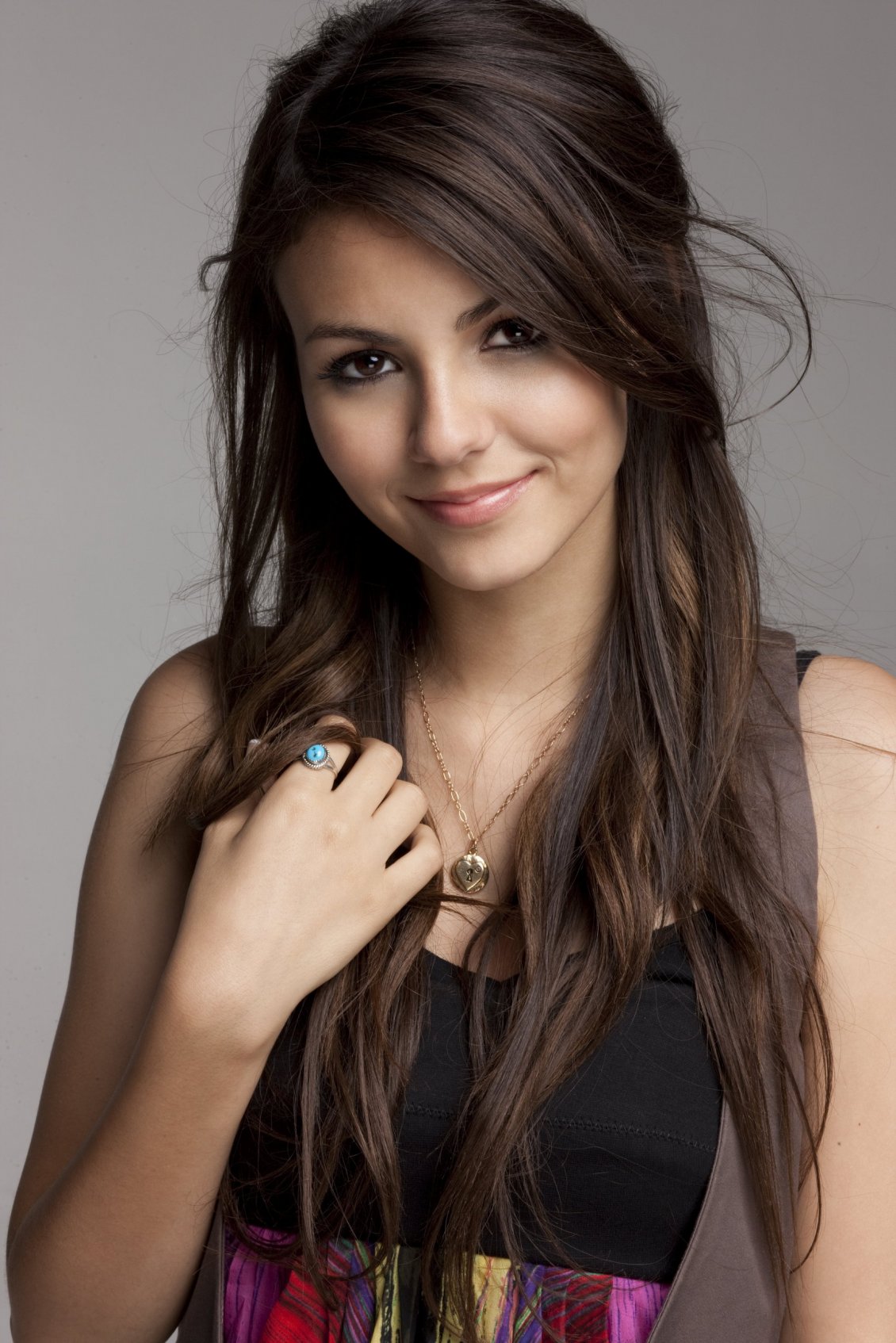 Download Wallpaper Beautiful singer Victoria Justice wallpaper