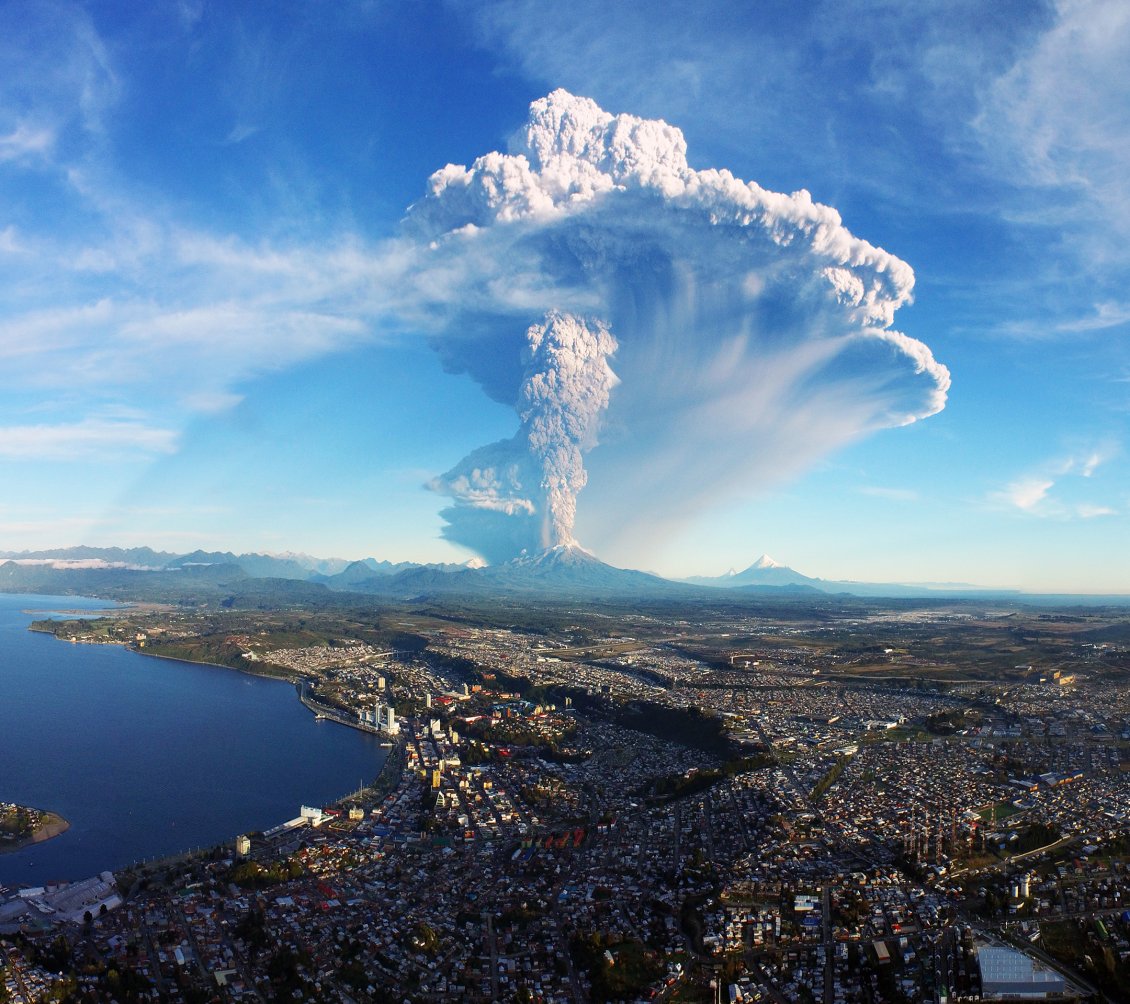 Download Wallpaper Volcano Calbuco has exploded with many ash