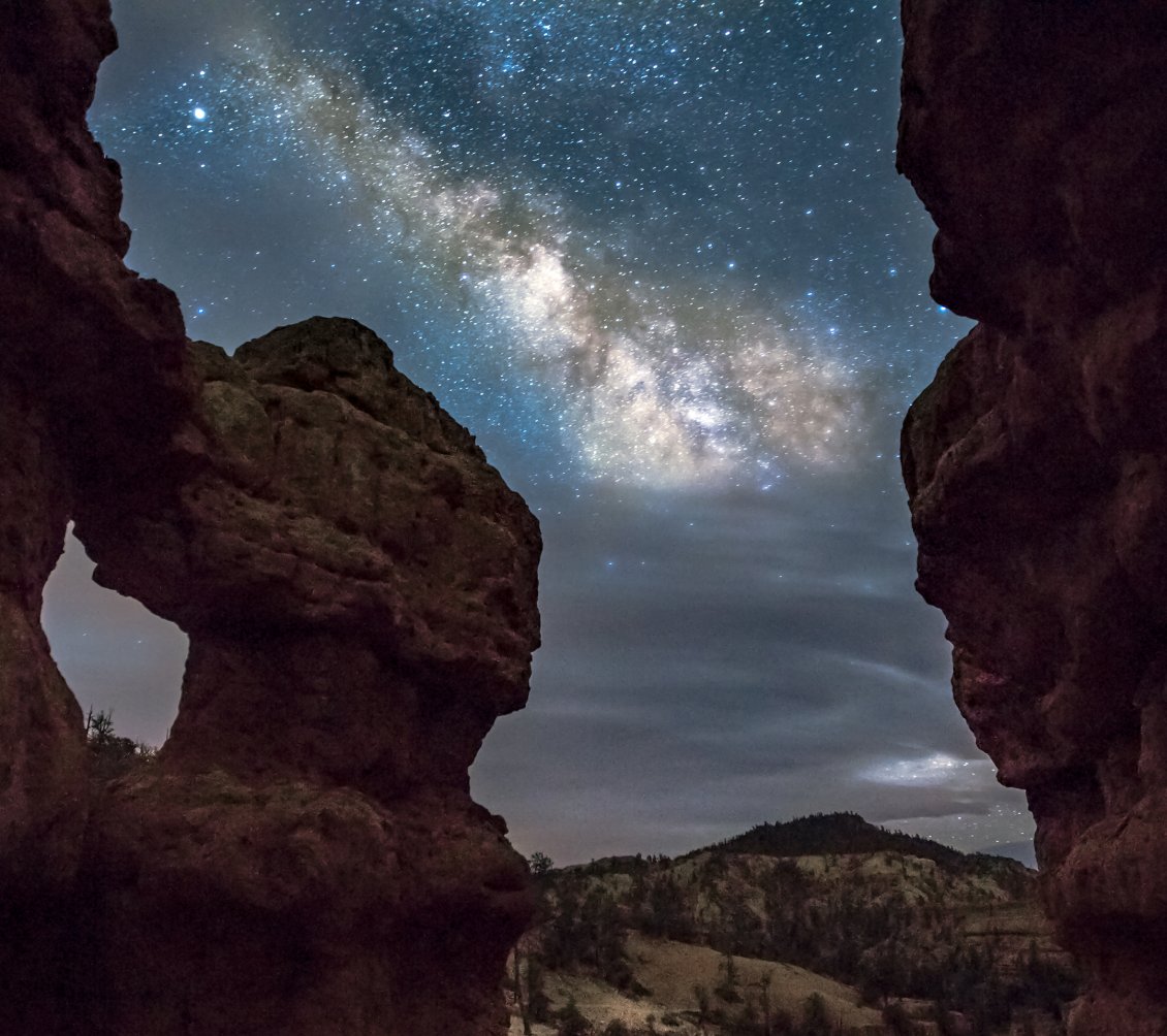 Download Wallpaper Milky Way is seen among the rocks