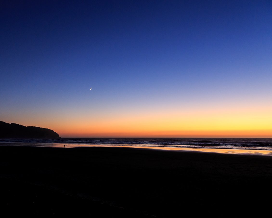 Download Wallpaper The moon on the clear sky - Sunset over the sea