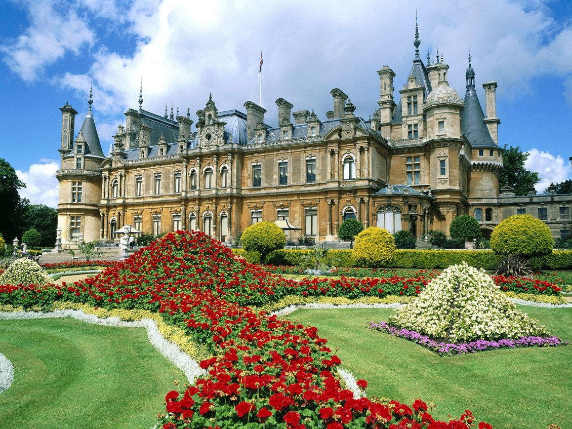 Download Wallpaper Buckingham Palace - A beautiful building and garden