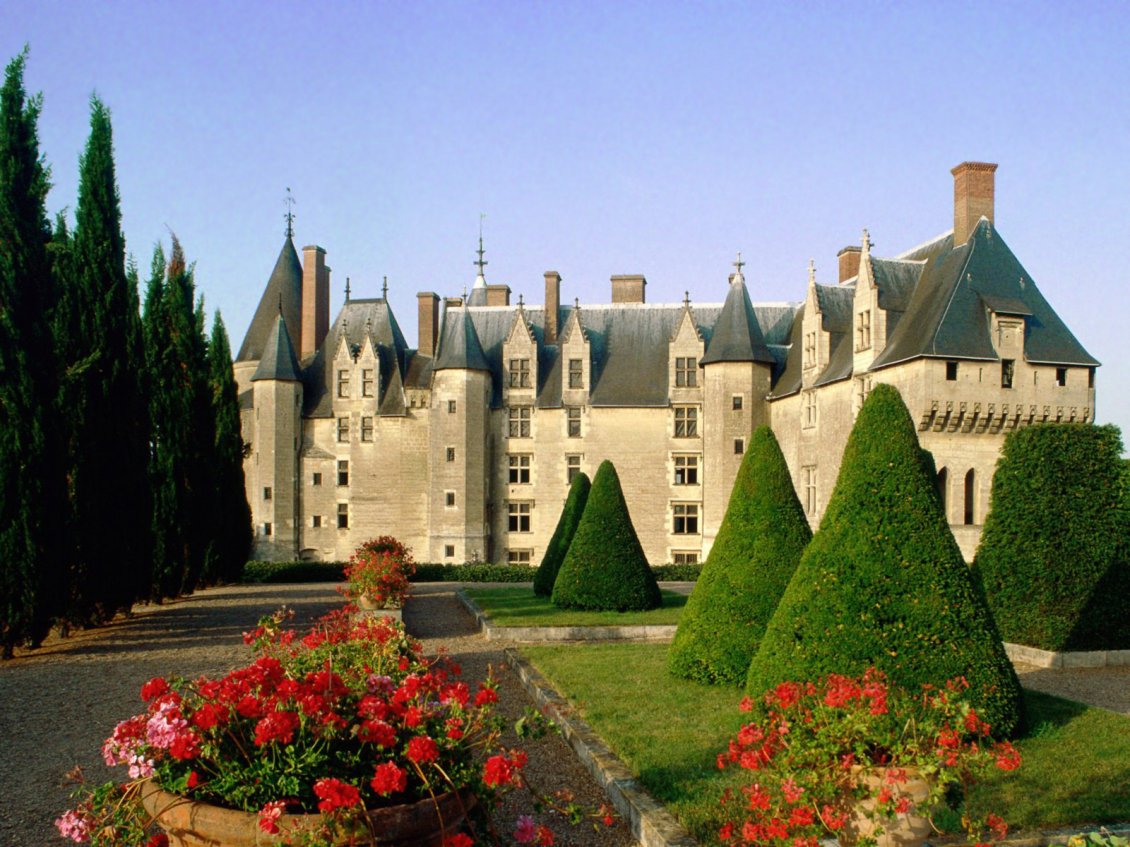 Download Wallpaper Beautiful castle and garden from France