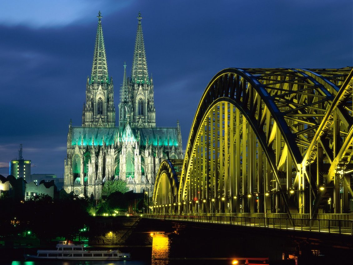 Download Wallpaper Cologne Cathedral and Hohenzollern Bridge from Germany